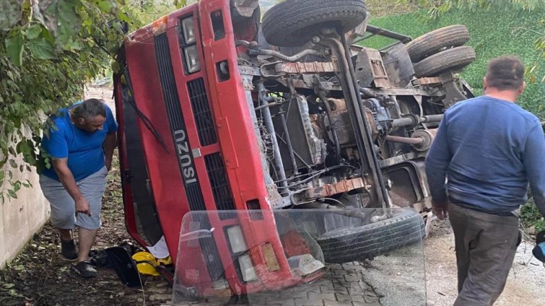 Kartepe’de kamyonet devrildi: Yaralılar var
