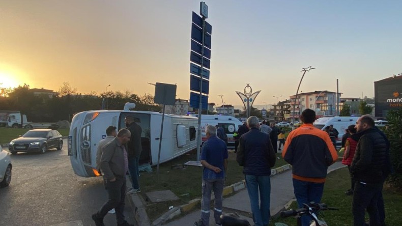 İşçi servisi devrildi: Çok sayıda yaralı