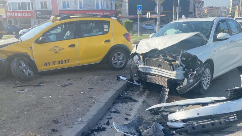 Bir saat arayla aynı yerde 2 kaza: 2’si çocuk 4 yaralı