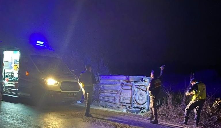 Kamyonet ile traktör çarpıştı: Ölü ve yaralılar var