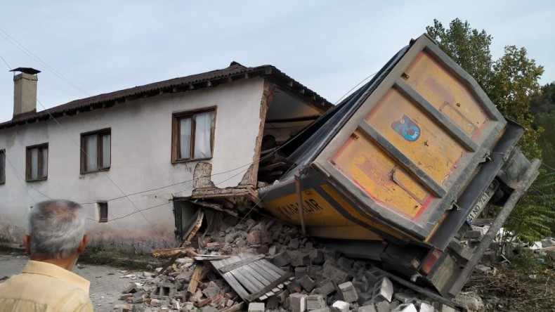 Kamyon eve daldı, facia teğet geçti