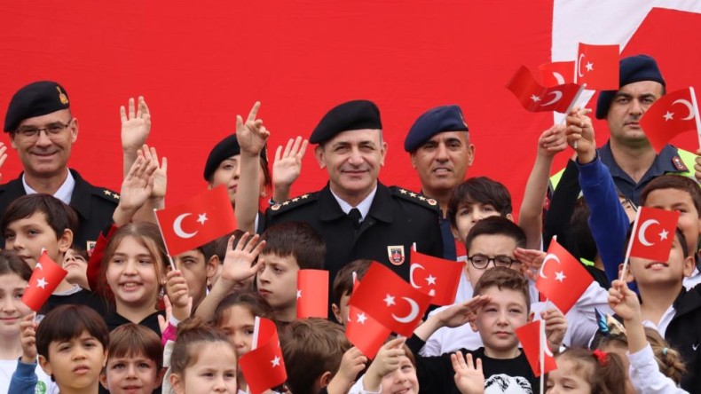 Jandarma, Cumhuriyetin 100. yılını çocuklarla kutladı