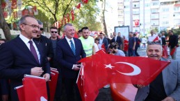 Kocaeli Valisi sokak sokak gezerek vatandaşlara Türk bayrağı dağıttı