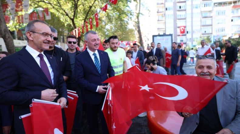 Kocaeli Valisi sokak sokak gezerek vatandaşlara Türk bayrağı dağıttı