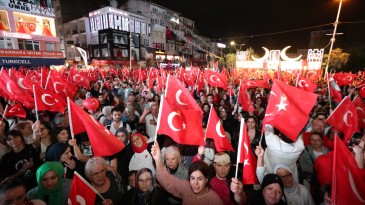 Cumhuriyet aşığı binlerce İzmitli büyük coşku yaşadı