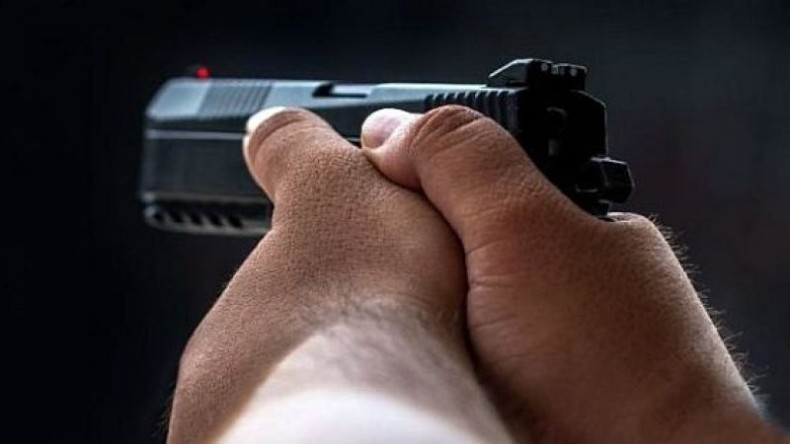 Eşini ve buluştuğu kişiyi silahla vurdu