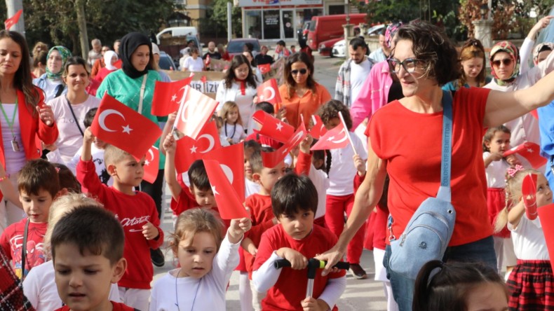 İzmit Belediyesi Çınar Çocuk Evi’nden 100. Yıl korteji