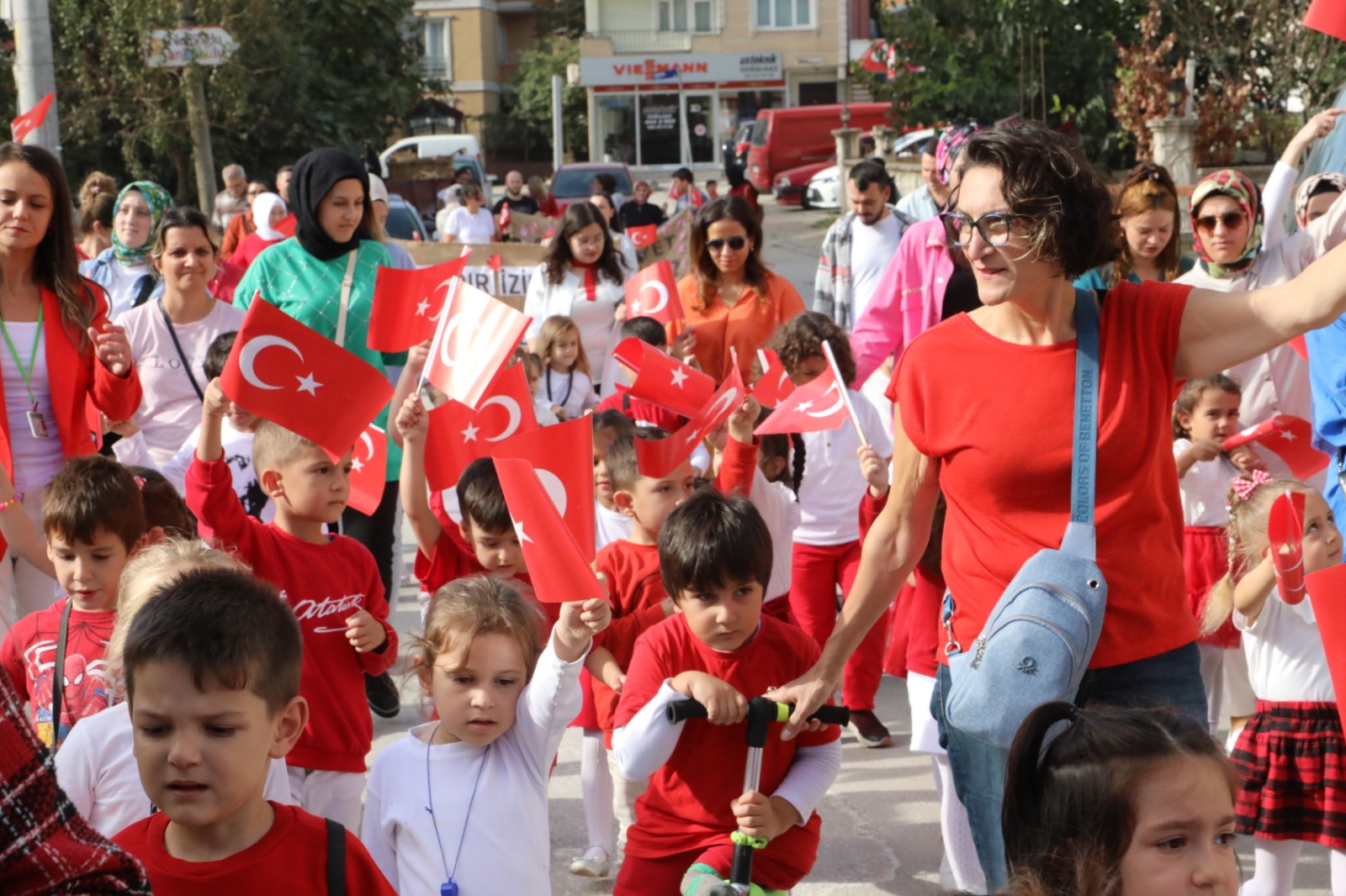 İzmit Belediyesi Çınar Çocuk Evi’nden 100. Yıl korteji