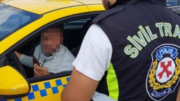 Pazarlık yapan taksiciler, polislere fena takıldı