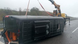 Servis minibüsü devrildi: 5 yaralı