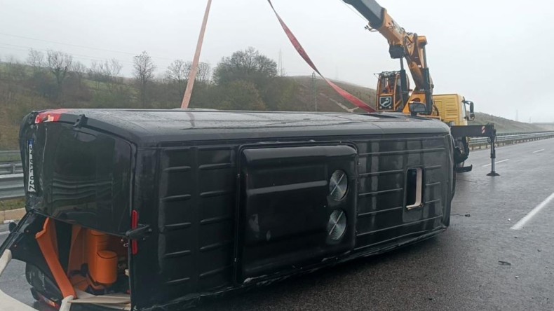 Servis minibüsü devrildi: 5 yaralı