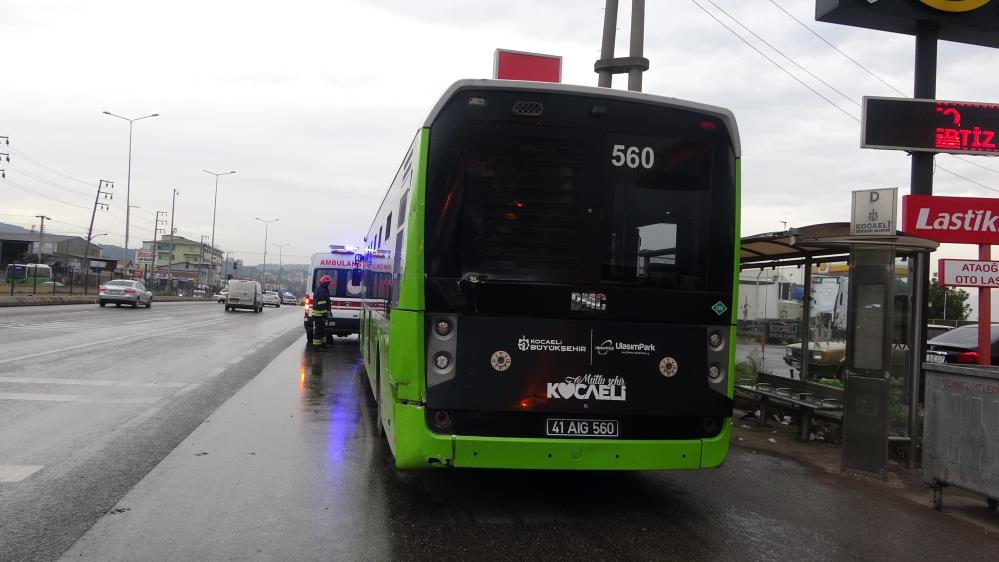 TIR belediye otobüsüne çarptı: Yaralı yolcular var