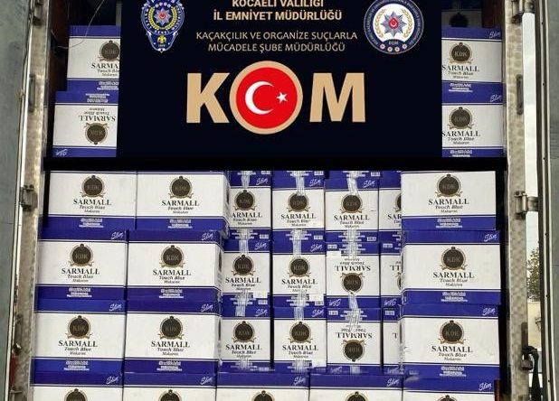 Durdurulan araçta binlerce gümrük kaçağı makaron ele geçirildi