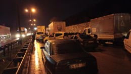 18 araçlık zincirleme kaza: 7 kilometre kuyruk oluştu