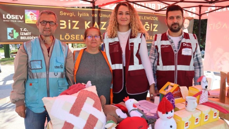 Lösemili çocuklar için bağış standı açıldı