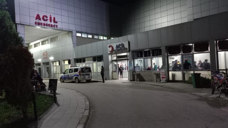 Küfür ettiği iddiasıyla arkadaşını göğsünden bıçakladı