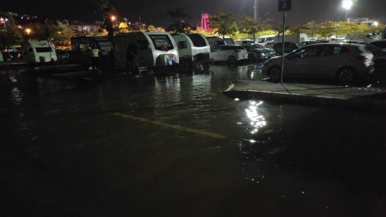 Kocaeli’de lodos etkili oldu, otoparkın bir bölümü sular altında kaldı