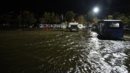 Lodos etkili oldu, yükselen dalgalar sahil şeridine vurdu