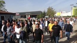 Mahalleli “Zehir soluyoruz” diyerek fabrikalar için ayağa kalktı