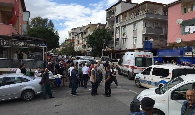 Caddede ortalık bir anda karıştı: 3 kişi bıçaklandı