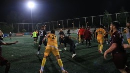 Futbolcu taraftarı tokatladı yere serdi, tekme attı