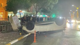 Halk otobüsüne çarpan otomobil takla attı