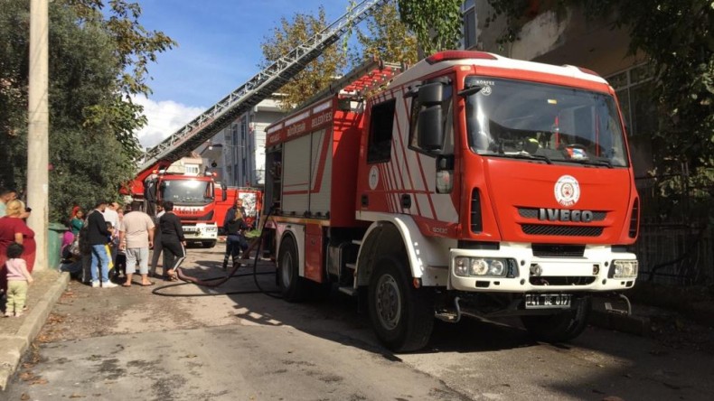 3 katlı binanın 3’üncü katında yangın