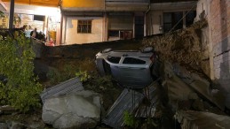 Kocaeli’de yol çöktü, araç inşaat temeline yuvarlandı