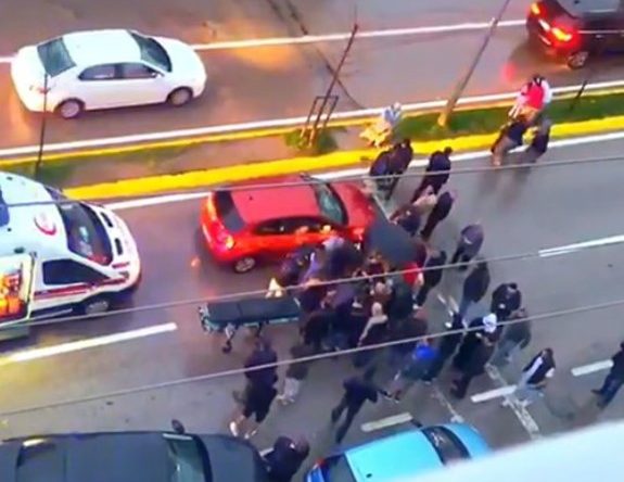 Yolun karşısına geçmek isterken otomobil çarptı