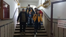 İzmit’te yangın: Muhtar böyle dışarıya çıkarıldı