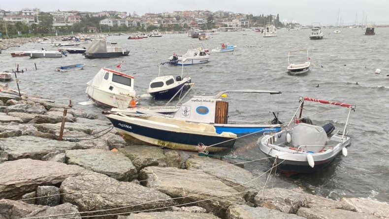 Kocaeli’de tekneler karaya vurdu