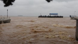 Vapur seferleri durduruldu, yüzer iskele açığa sürüklendi