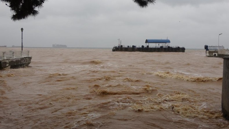 Vapur seferleri durduruldu, yüzer iskele açığa sürüklendi