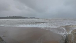 Kandıra’da kuvvetli fırtına: Sahilde dev dalgalar oluştu