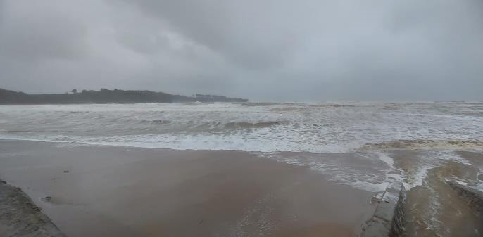 Kandıra’da kuvvetli fırtına: Sahilde dev dalgalar oluştu