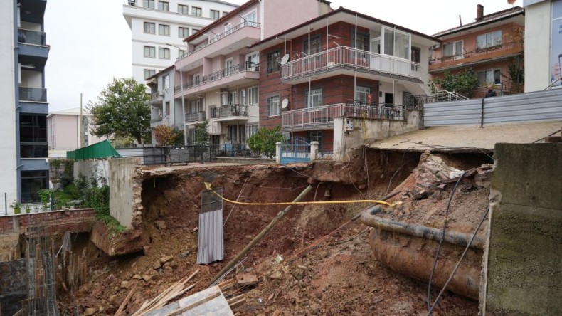 İstinat duvarı çöktü: Binalar mühürlendi, insanlar tahliye edildi