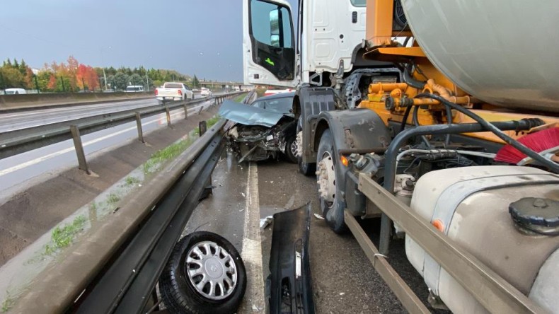Beton mikseri ile çarpışan otomobil hurdaya döndü