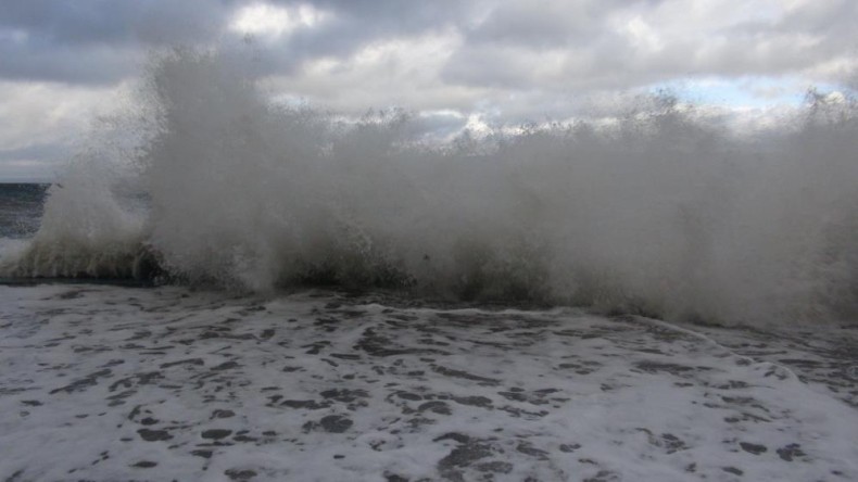 Dev dalgalar adeta kıyı şeridini dövdü: Yollar, iş yerleri sular altında kaldı