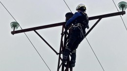 Kesintisiz enerji için tam kadro sahadalar