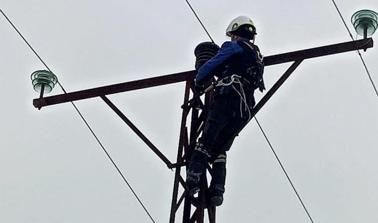 Kesintisiz enerji için tam kadro sahadalar