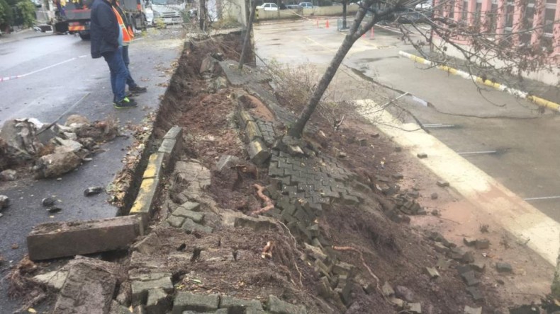 Okulun 7 metrelik istinat duvarı çöktü