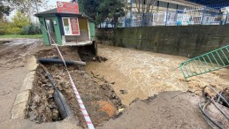 İzmit’te dere yatağı çöktü