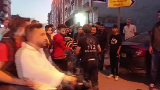 Motosiklet ile otomobil kafa kafaya çarpıştı: 2 yaralı