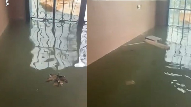 Deniz taştı, binanın girişi göle döndü