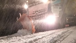 Kocaeli Büyükşehir Belediyesi ekiplerinden kar mesaisi