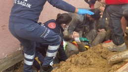 Toprak kayması: Toprağa gömülen işçi böyle kurtarıldı