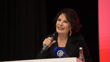 Hülya Koçyiğit’ten Ak Parti’ye övgüler