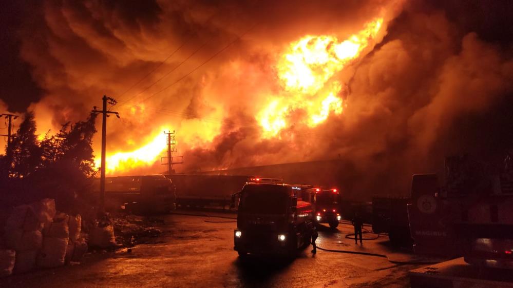 Kocaeli’de korkunç yangın: Fabrika tamamen çöktü