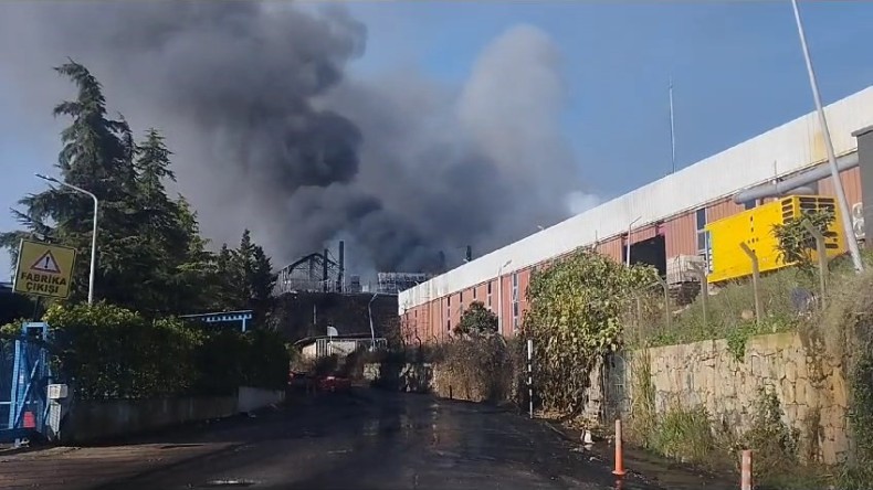 Lojistik deposundaki yangında soğutma çalışmaları sürüyor