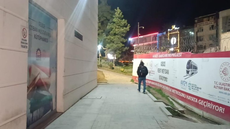 Ders çalışırken kütüphanede kilitli kaldı